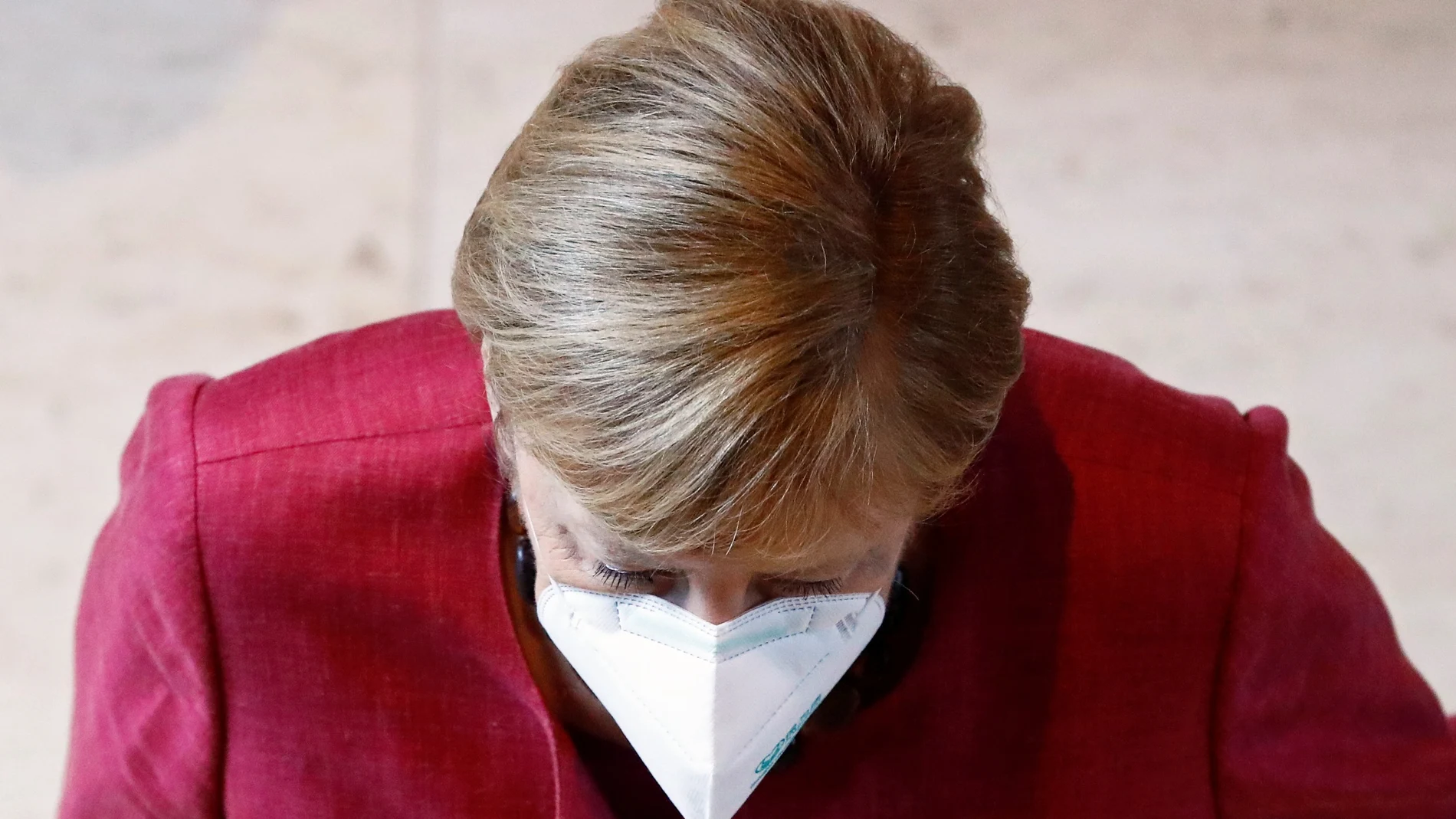 La canciller Angela Merkel al salir de la sesión en el Bundestag
