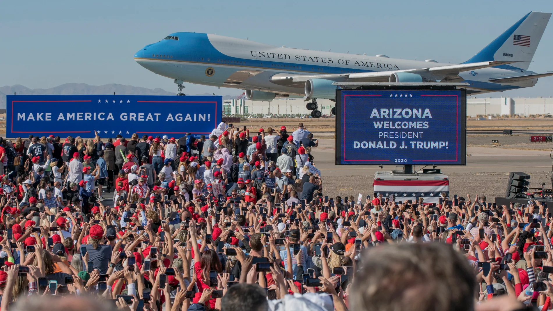 Simpatizantes de Donald Trump reciben ayer al Air Force One a su llegada a Phoenix (Arizona) para un acto electoral