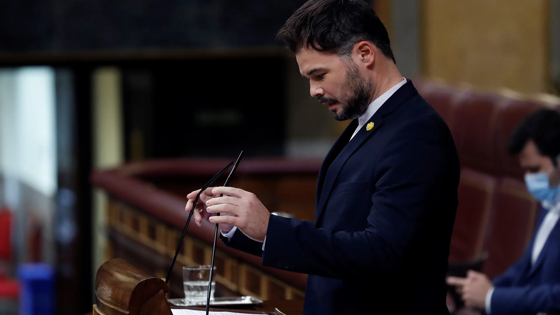 El portavoz de ERC, Gabriel Rufián, durante su intervención en el pleno del Congreso que este jueves debate y vota la prórroga del estado de alarma durante seis meses. EFE/ Zipi