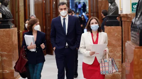 MADRID, 29/10/2020.- El presidente del Gobierno, Pedro Sánchez, a su llegada al Congreso que este jueves vota la prórroga del estado de alarma durante seis meses. Junto a él la vicepresidenta primera, Carmen Calvo (i) y la portavoz socialista, Adriana Lastra. EFE/ Zipi
