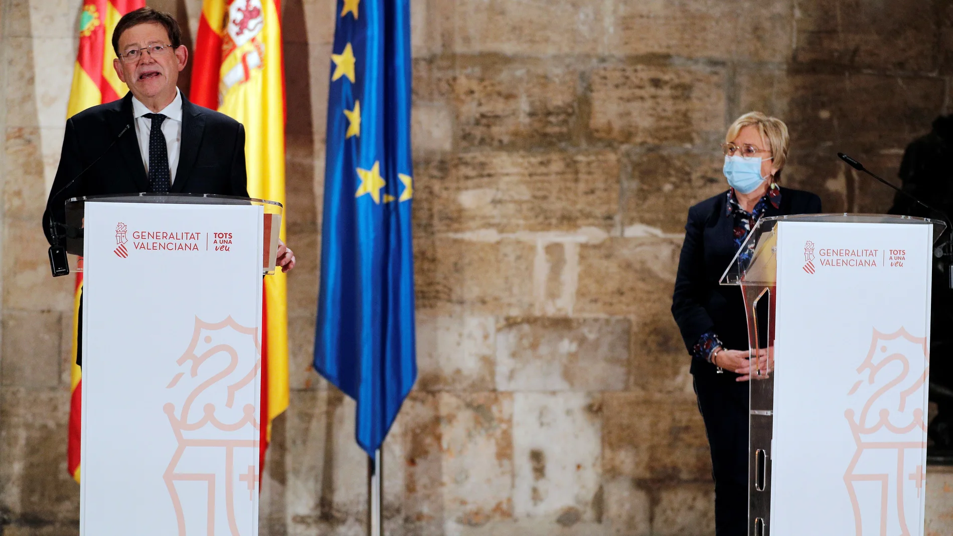 El president de la Generalitat, Ximo Puig, junto a la consellera de Sanidad, Ana Barceló, durante la comparecencia en la que anunció el confinamiento perimetral de toda la Comunitat Valenciana