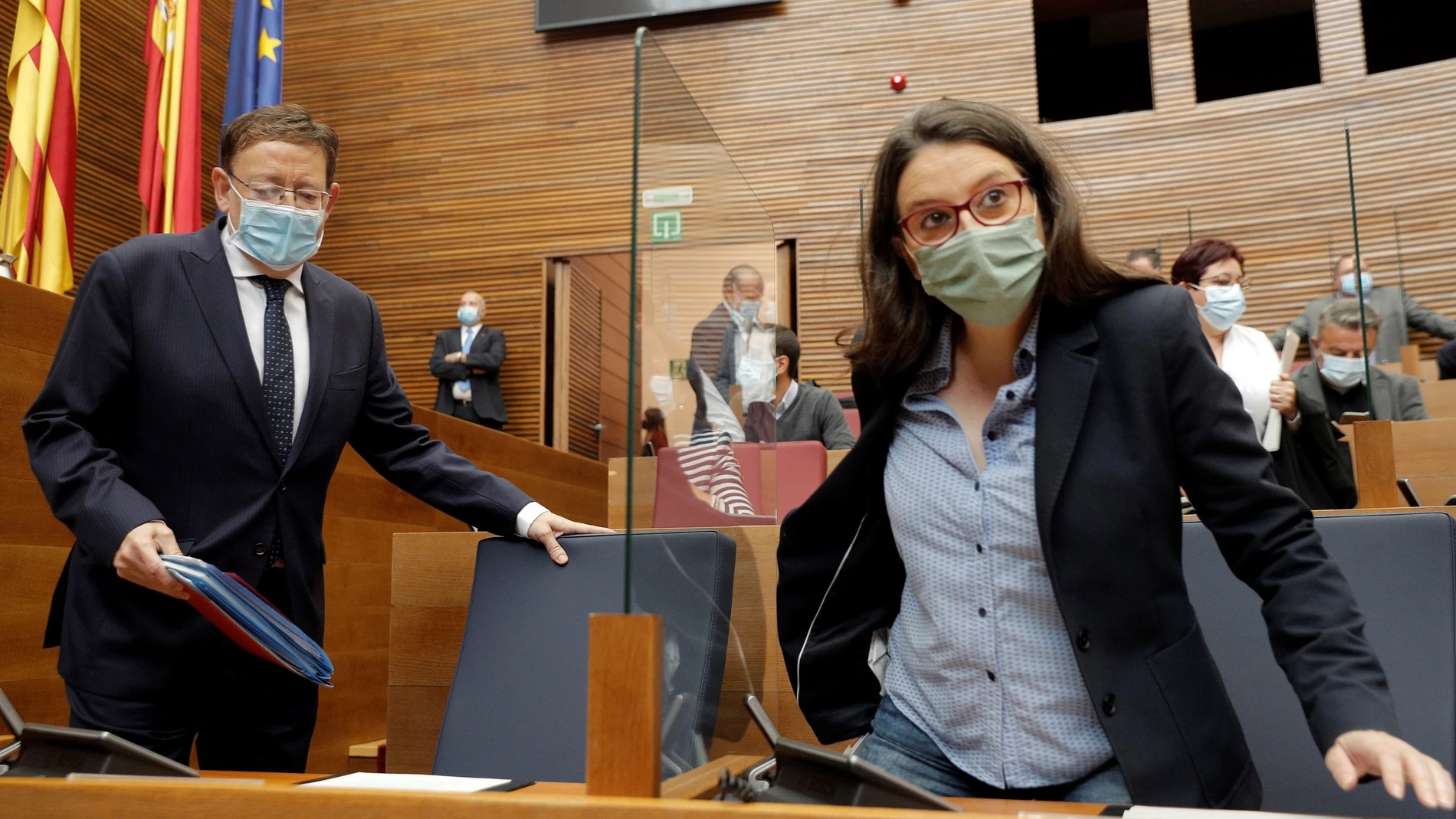 El presidente de la Generalitat, Ximo Puig y la vicepresidenta Mónica Oltra, al inicio de la sesión de control en Les Corts