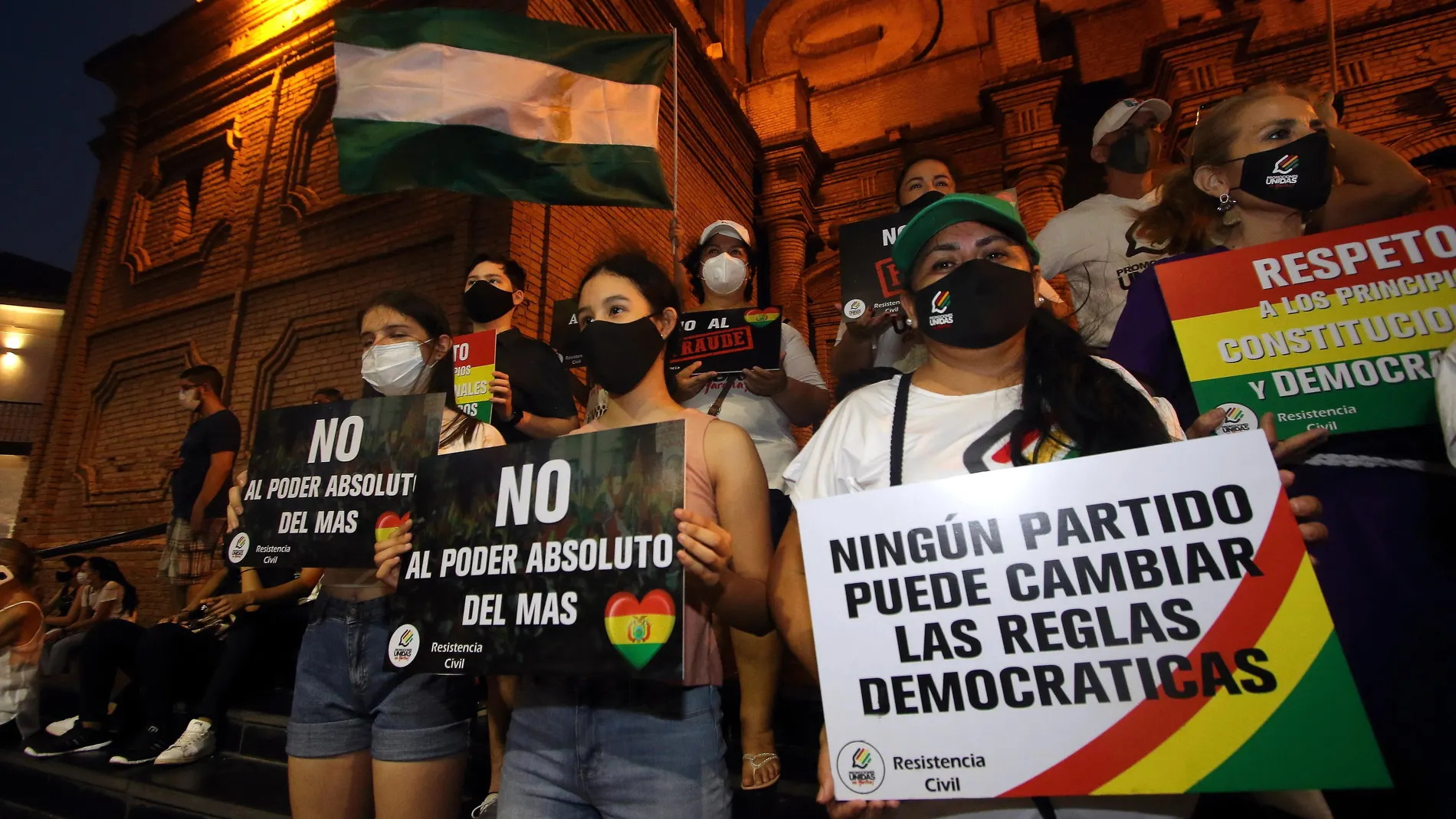 Un grupo de personas protesta en Santa Cruz (Bolivia) por el cambio de reglamento del Legislativo boliviano