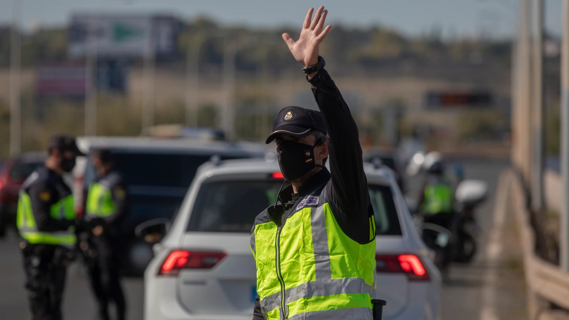 Agentes de la policía nacional durante un control policial en Andalucía