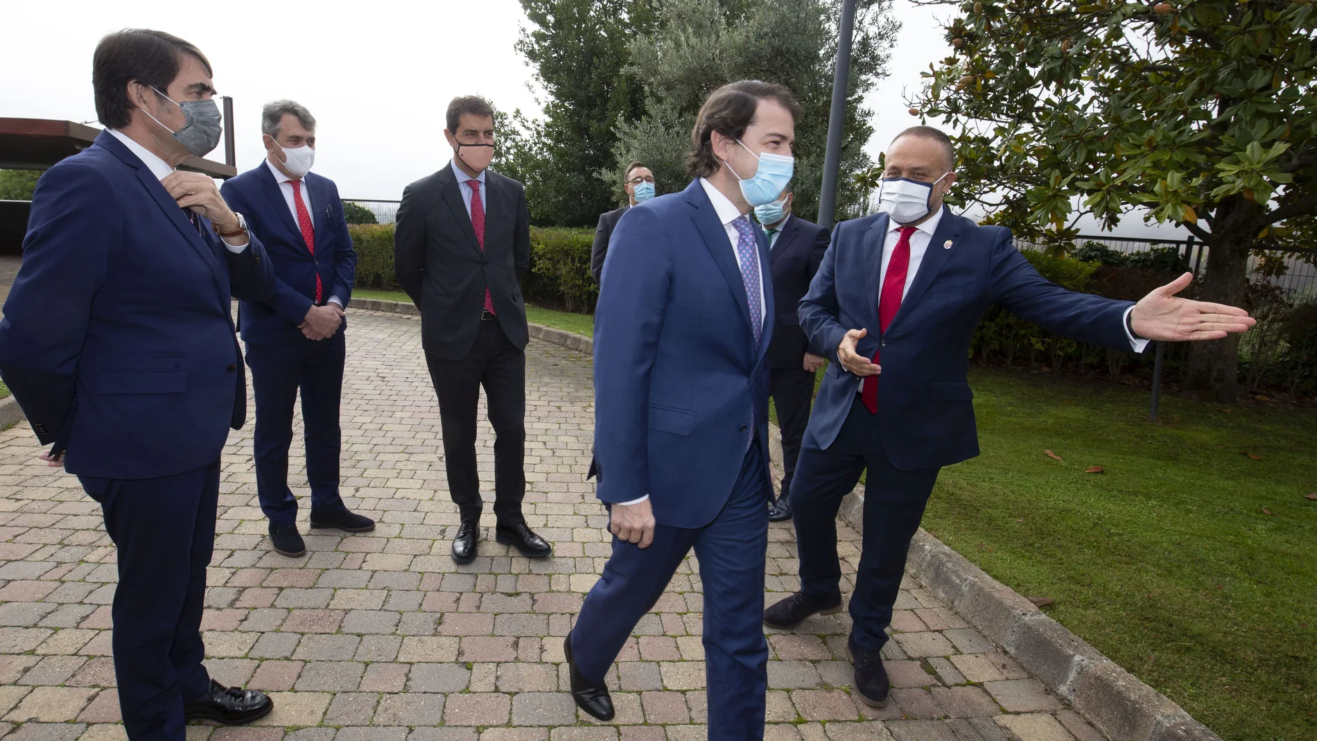 El consejero de Fomento y Medio Ambiente, Juan Carlos Suárez Quiñones; el subdelegado de la Junta en León, Juan Martínez Majo; el consejero de Presidencia de la Junta, Ángel Ibáñez; el presidente de la Junta de Castilla y León, Alfonso Fernández Mañueco; y el presidente del Consejo Comarcal de El Bierzo, Gerardo Álvarez Courel, durante la firma del convenio sobre Cooperación Económica y Desarrollo Competencial de la Comarca de El Bierzo