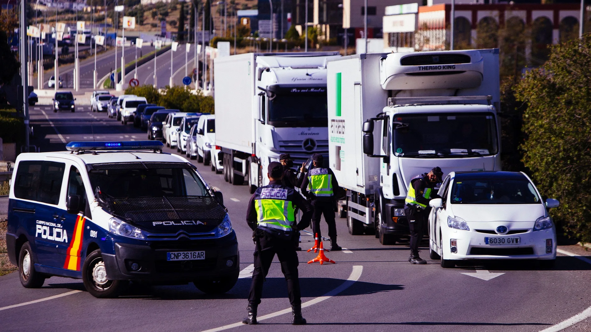 Agentes del cuerpo de Policía Nacional realizan un control en la autovía A-7281 a la salida del municipio malagueño de Antequera
