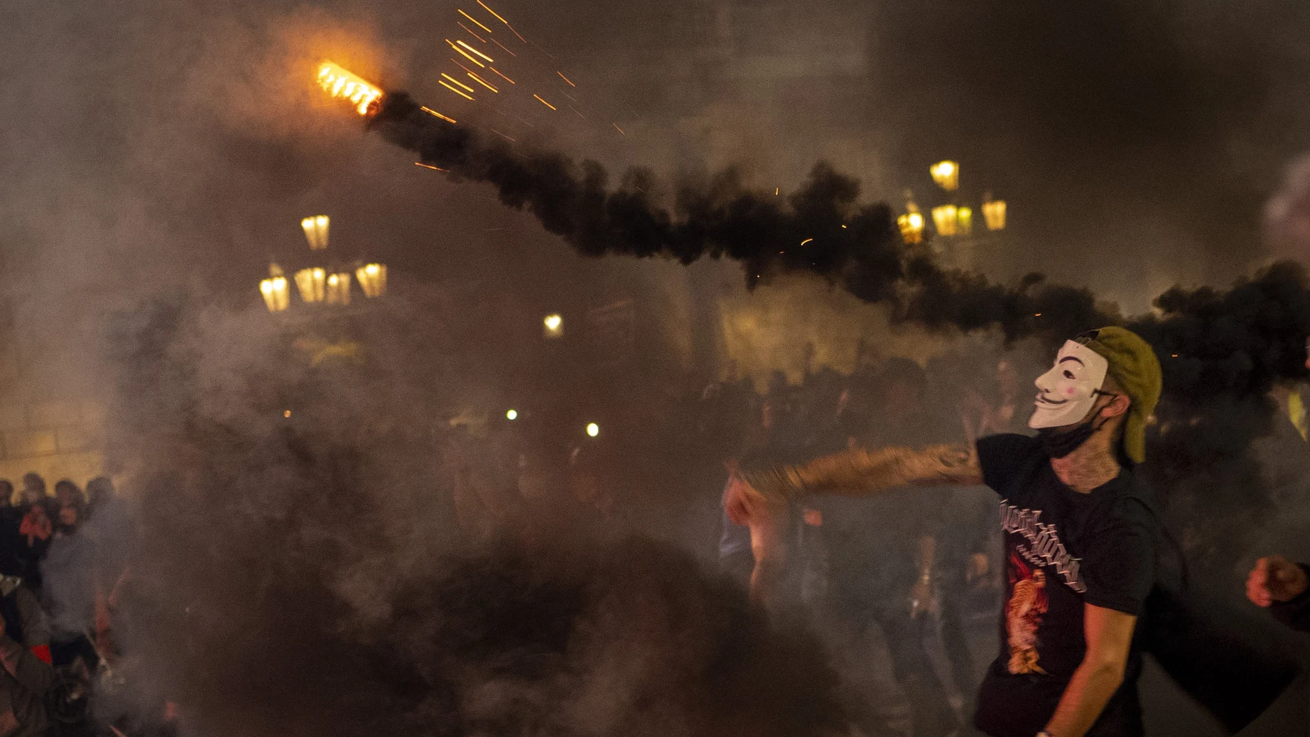 Las protestas anoche en Barcelona por el toque de queda y el cierre de bares y locales acabó en altercados y enfrentamientos con la Policía