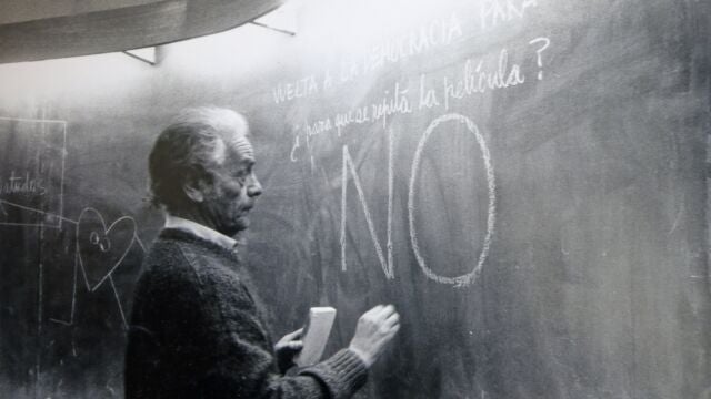 En esta foto de 1992, Nicanor Parra escribe en la pizarra mientras imparte una clase en una escuela de ingeniería en Santiago, Chile.