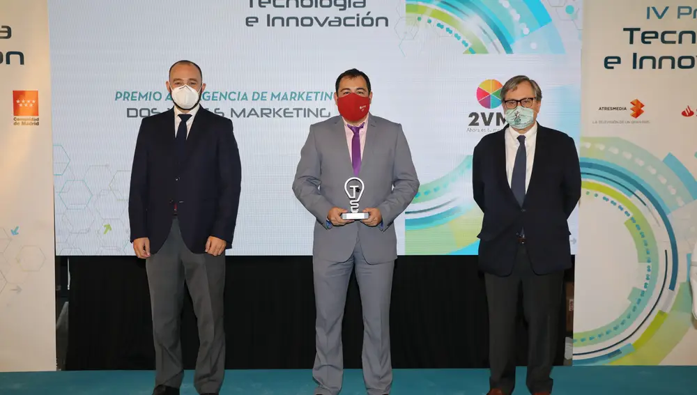 José Hernández, CEO de Dos Veces Marketing, con el premio a la Agencia de Marketing