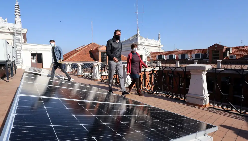 El alcalde de Valladolid, Óscar Puente, y la concejal María Sánchez presentan las nuevas placas fotovoltaicas instaladas en la azotea de la Casa Consistorial en la Plaza Mayor de la ciudad