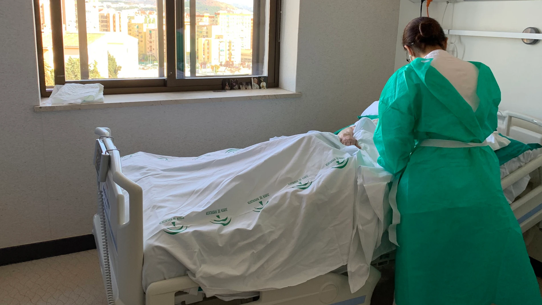 Una enfermera atiende a un paciente en el Hospital Regional de Málaga