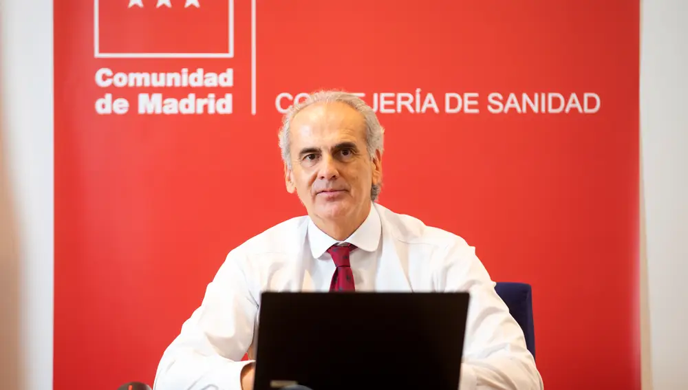 El consejero de Sanidad de la Comunidad de Madrid, Enrique Ruiz Escudero, en su despacho