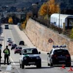 Agentes de la Policía Nacional monta guardia en un control a la entrada a Soria desde Madrid, junto a la estación de Ferrocarril