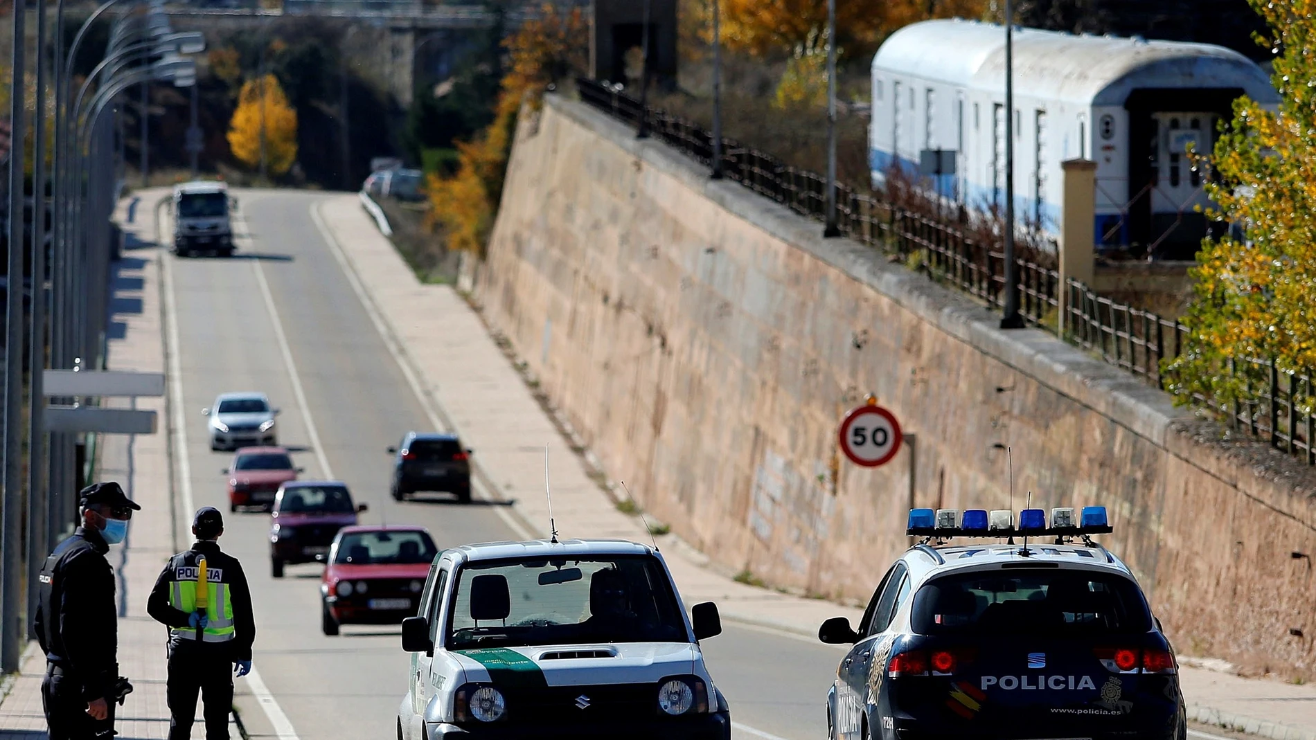 Agentes de la Policía Nacional monta guardia en un control a la entrada a Soria desde Madrid, junto a la estación de Ferrocarril