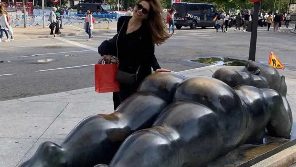 Nasrin con “Mujer con Espejo” de Fernando Botero en la Plaza de Colón