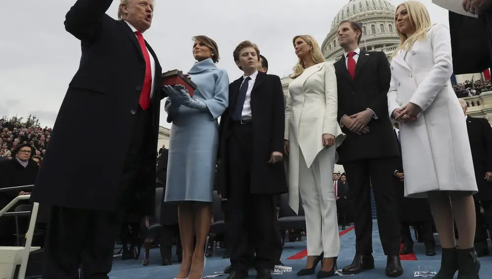 Donald Trump con su mujer Melania y sus hijos Barron Ivanka, Eric y Tiffany,en 2017 en el Capitolio de Washington jurando su cargo.