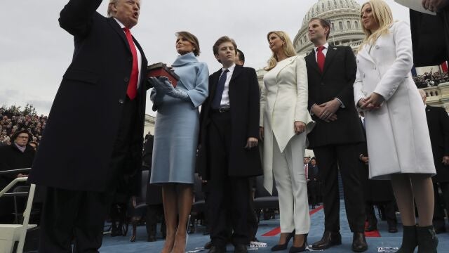 Donald Trump con su mujer Melania y sus hijos Barron Ivanka, Eric y Tiffany,en 2017 en el Capitolio de Washington jurando su cargo.
