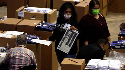 USA5020. SAN JUAN (PUERTO RICO), 30/10/2020.- Personal de colegios electorales prepara las cajas de los votos anticipados este viernes, en el Coliseo Roberto Clemente en San Juan, Puerto Rico. El máximo organismo electoral de Puerto Rico se prepara este viernes, con el voto por correo y el de los hospitalizados ya en marcha, para el sufragio adelantado este sábado y el de los presos el domingo, de cara a las elecciones generales del 3 de noviembre. EFE/Thais Llorca