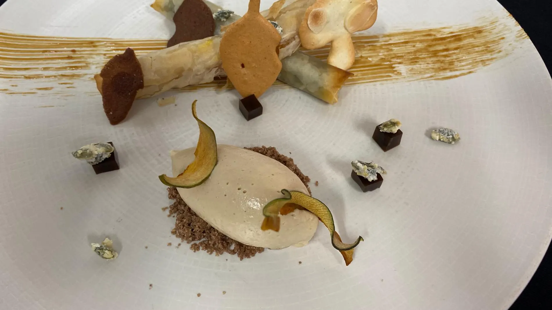 Javier Goya, David Alfonso y Javier Mayor incluyen estos días entre las propuestas de Triciclo un postre con crujiente de calabaza y chocolate con helado de café