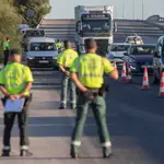 Agentes de la Guardia Civil realizan un control de tráfico en la autovía RM-1 que une San Javier con Murcia, este viernes, primer día del confinamiento perimetral de la Comunidad de Murcia y de sus 45 municipios. EFE/ Marcial Guillén