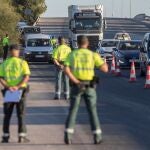 Agentes de la Guardia Civil realizan un control de tráfico en la autovía RM-1 que une San Javier con Murcia, este viernes, primer día del confinamiento perimetral de la Comunidad de Murcia y de sus 45 municipios. EFE/ Marcial Guillén