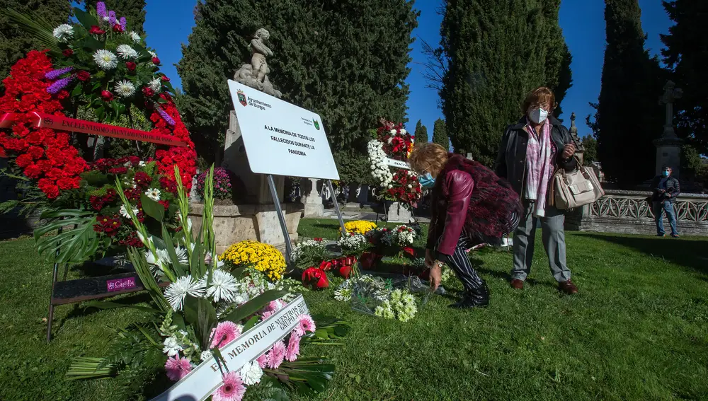 Acto y descubrimiento de placa en memoria de las víctimas del COVID-19 presidido por el alcalde de Burgos, Daniel de la Rosa.