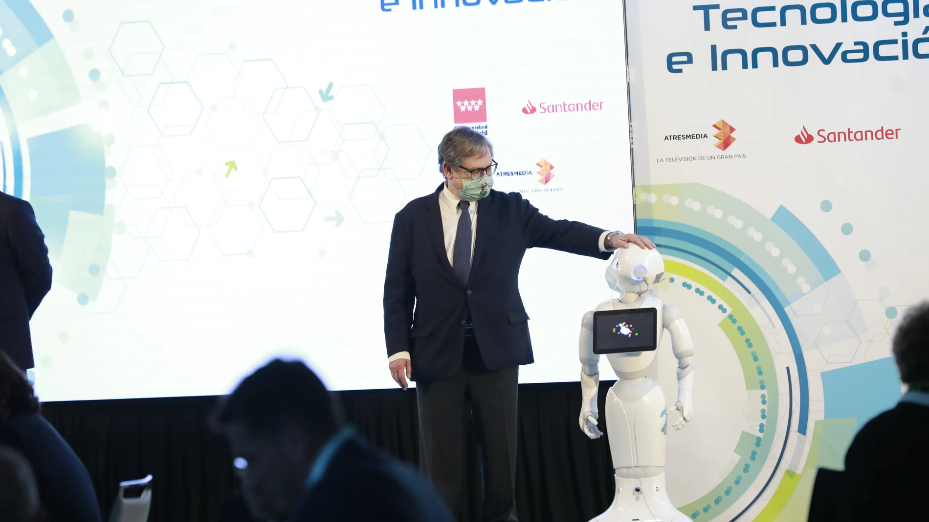 El director del periódico, Francisco Marhuenda, junto al robot "Pepper" en los Premios Tecnología e Innovación