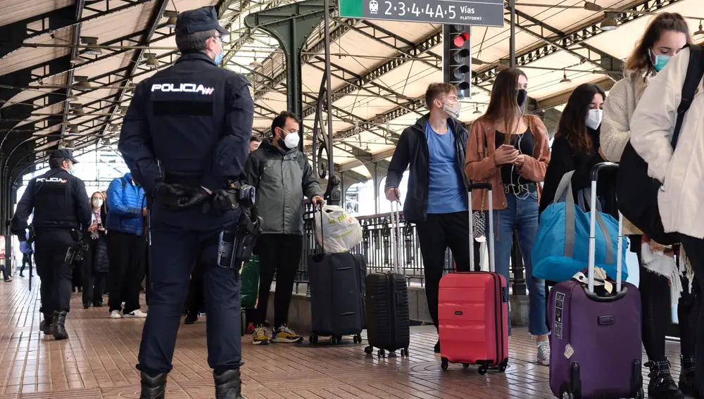 Efectivos de la Policía Nacional controlan las salidas y llegadas a la estación de trenes de Valladolid a las 14:00 horas, momento en el que la Comunidad de Castilla y León quedaba confinada, no permitiéndose la salida y entrada en la misma.
