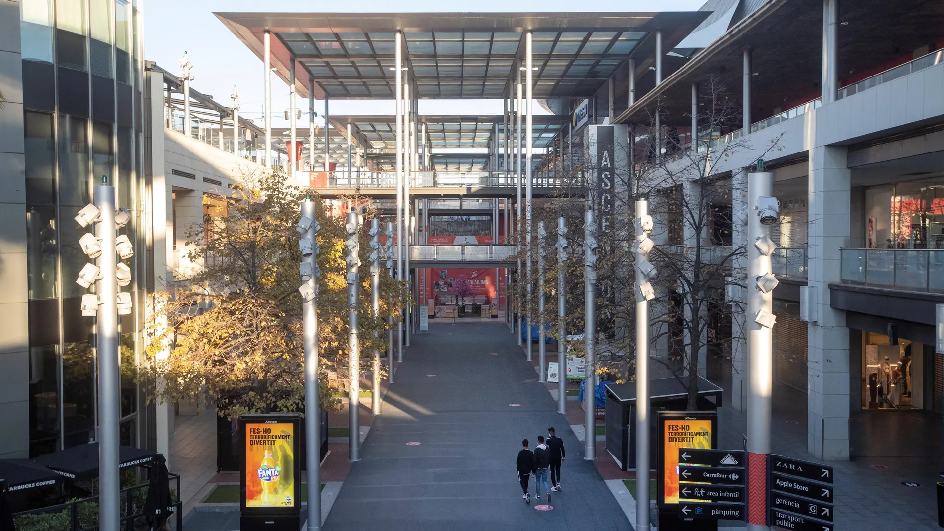 Vista del Centro Comercial La Maquinista de Barcelona este viernes