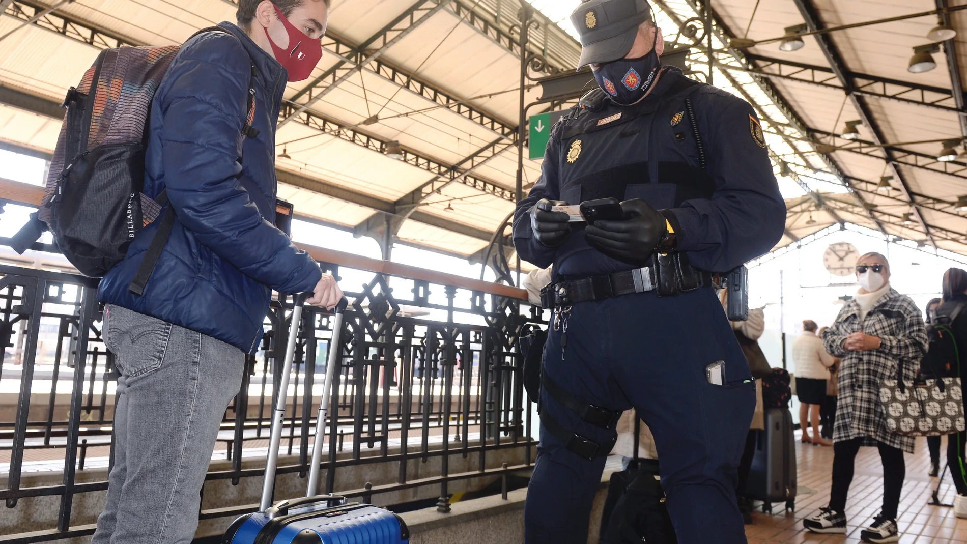 Efectivos de la Policía Nacional controlan las salidas y llegadas a la estación de trenes de Valladolid