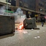 Contenedores quemados en Burgos, una de las ciudades donde se han registrado protestas los últimos días por el toque de queda