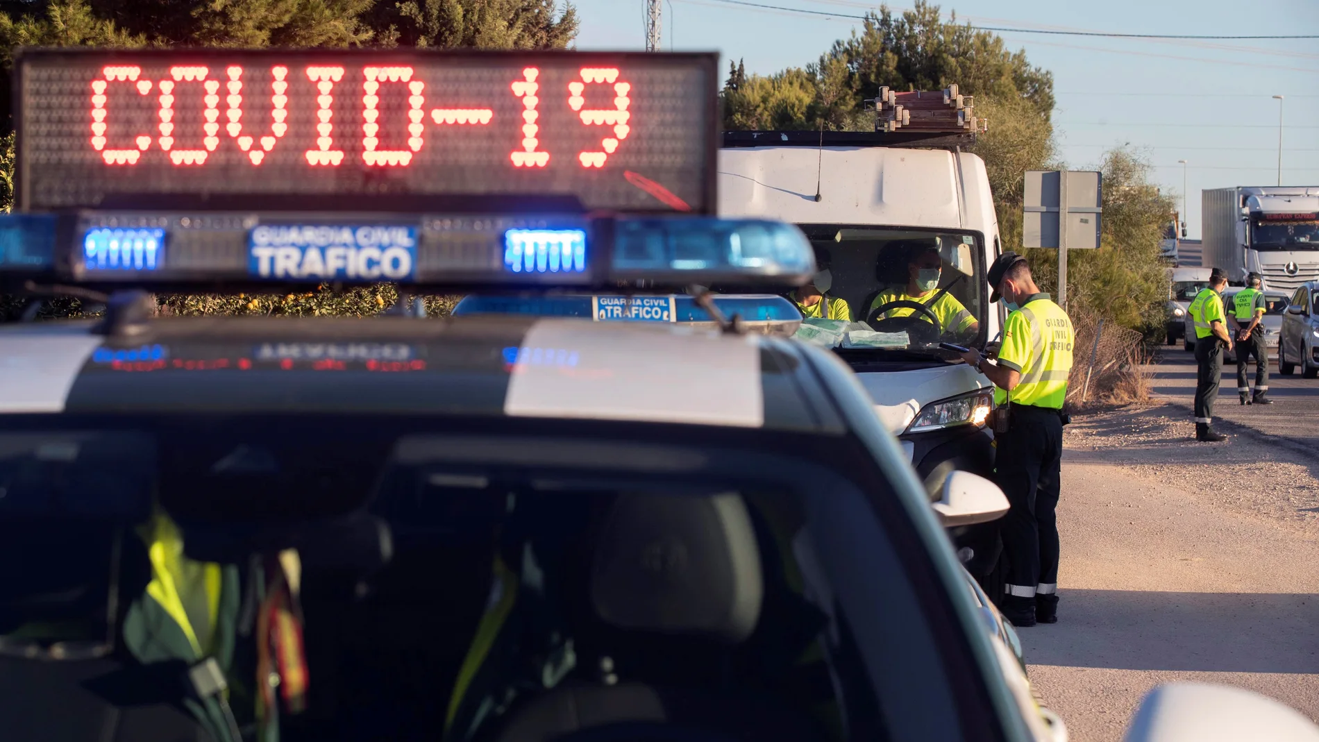 Agentes de la Guardia Civil realizan un control de tráfico en la autovía RM-1 que une San Javier con Murcia