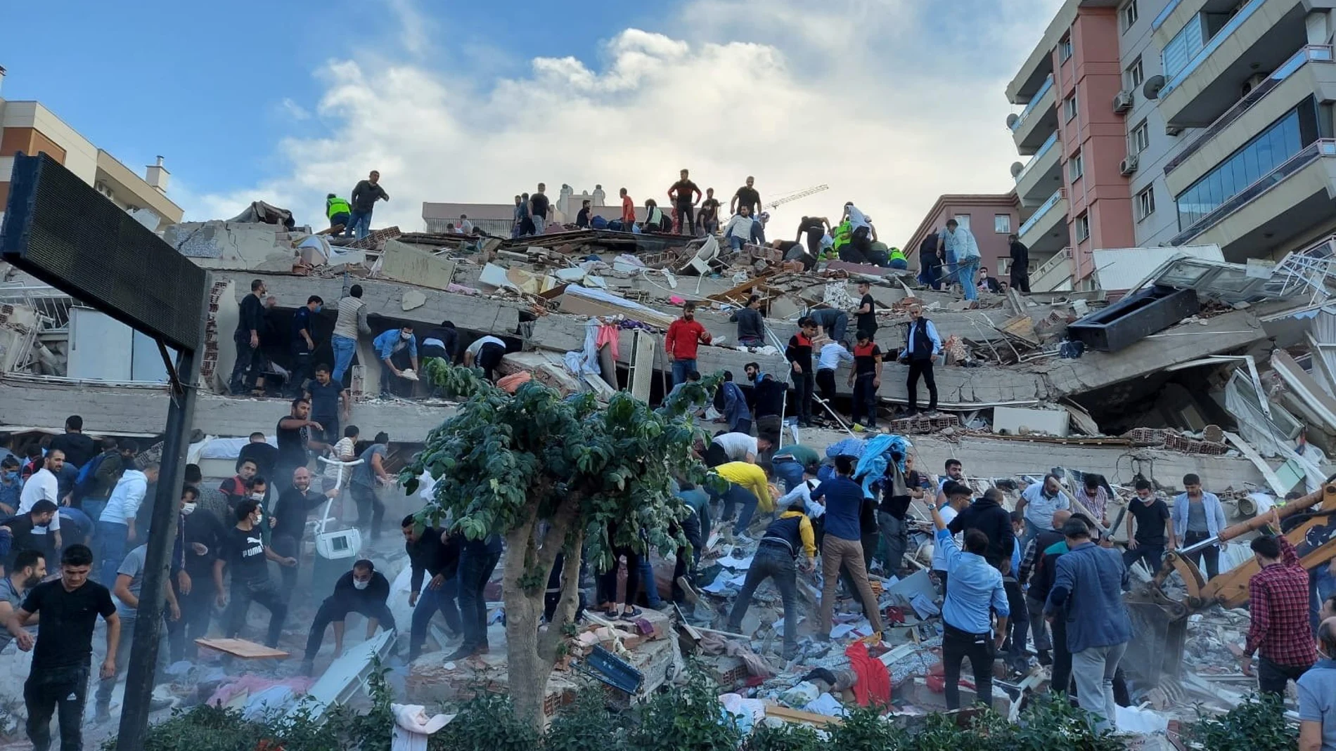El seísmo ha causadoel colapso de varios edificios en la ciudad turca de Esmirna este viernes