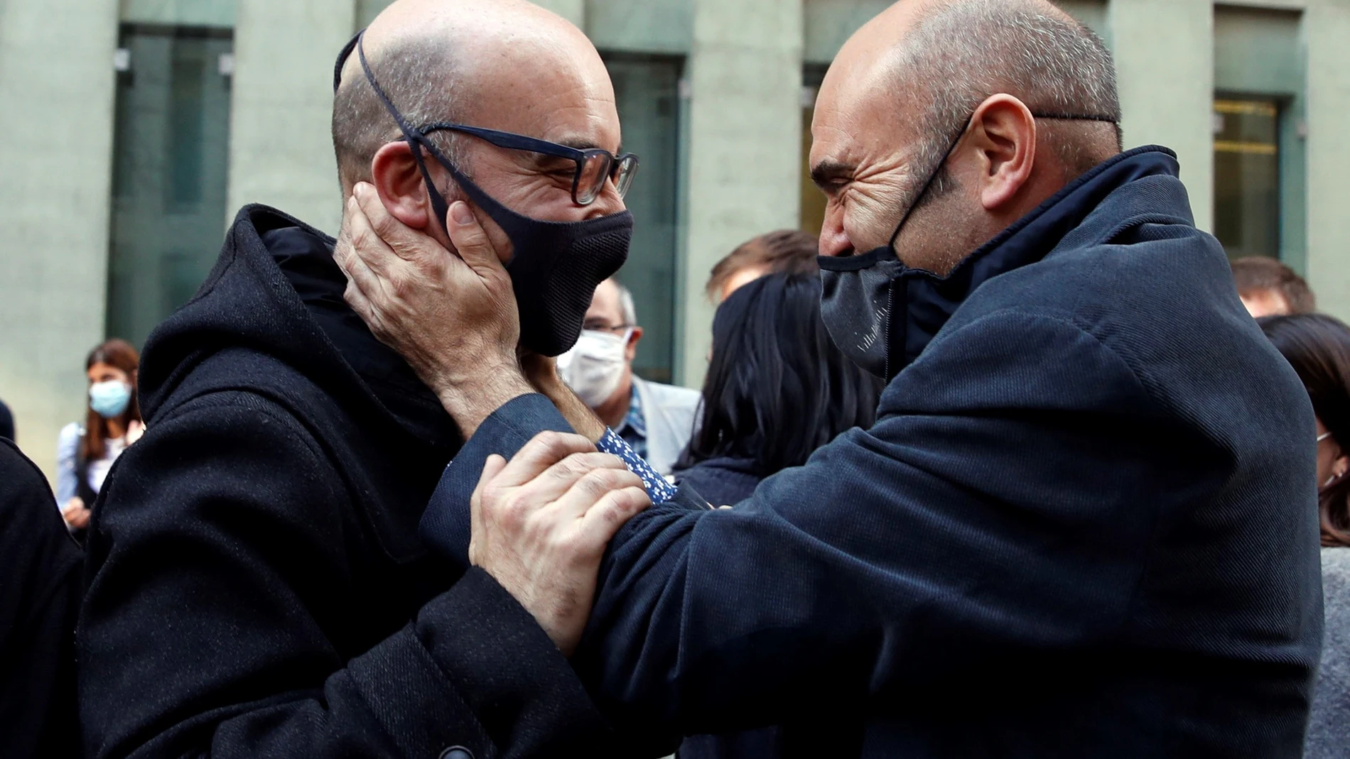 El exconseller de ERC Xavier Vendrell (dcha.) celebra con el empresario Oriol Soler (izda.) su puesta en libertad tras su detención en octubre de 2020