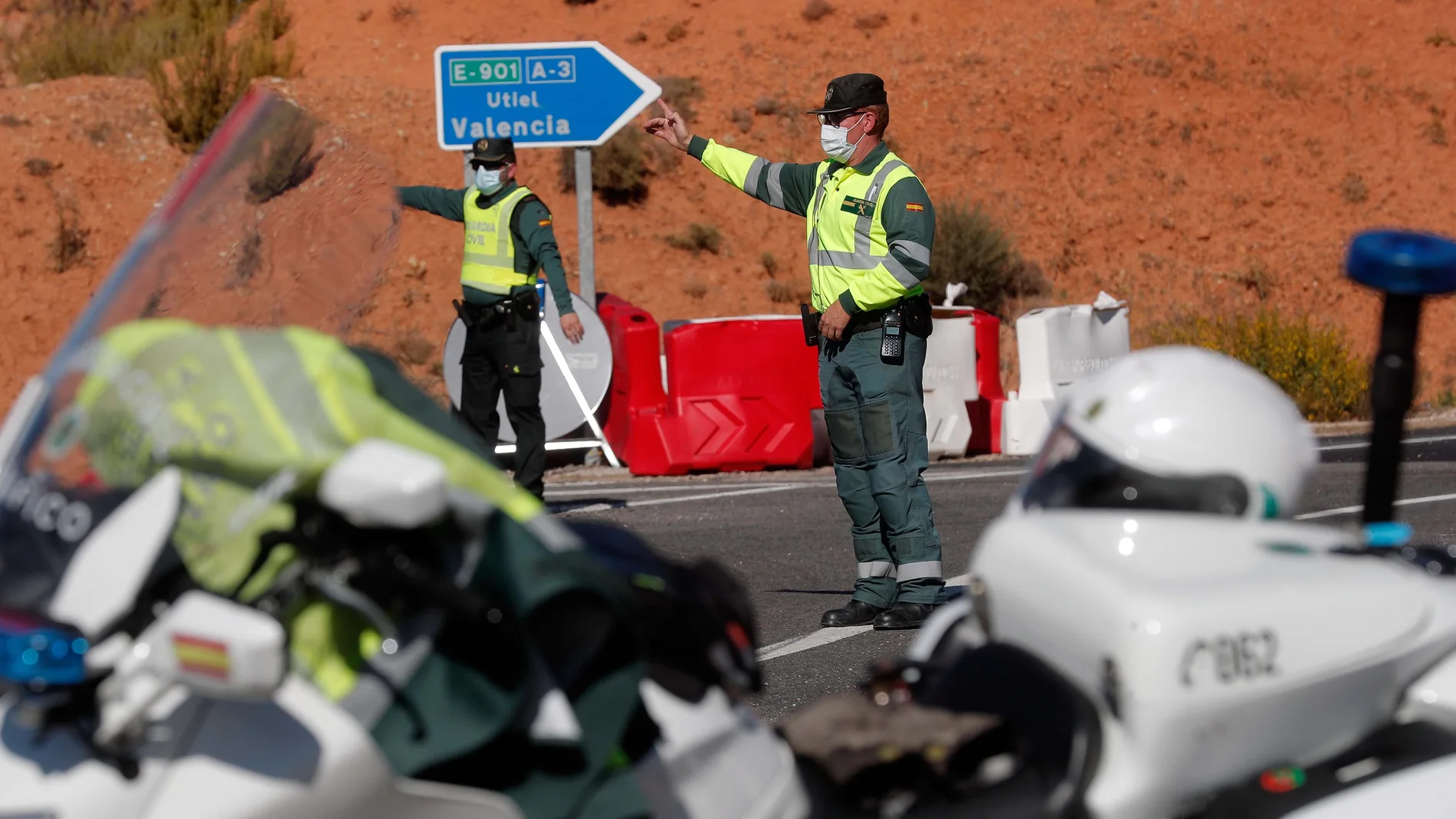 Controles de la Guardia Civil en la Comunidad Valenciana para hacer cumplir las restricciones por el estado de alarma