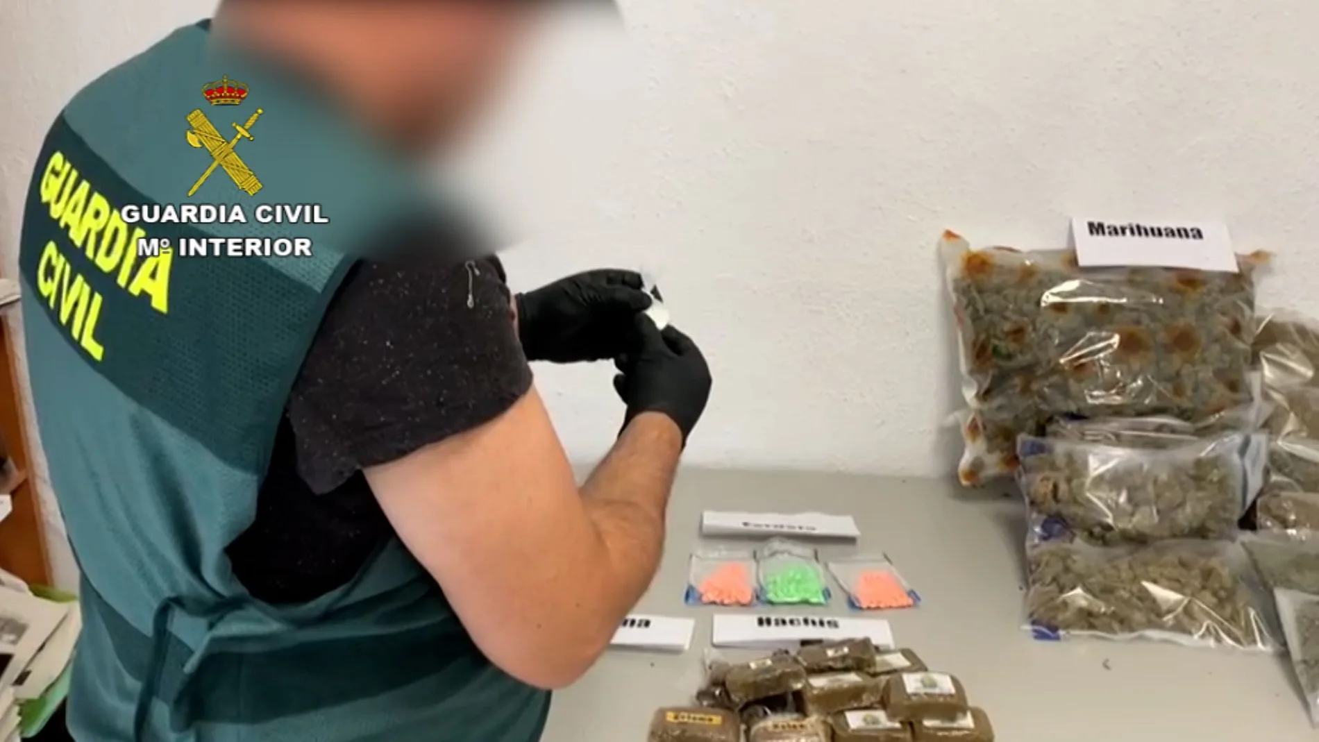 La red, instalada en Alicante, enviaba la droga oculta entre mulecas infantiles