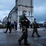 Soldados franceses patrullan en la iglesia de Saint-Etienne du Rouvray