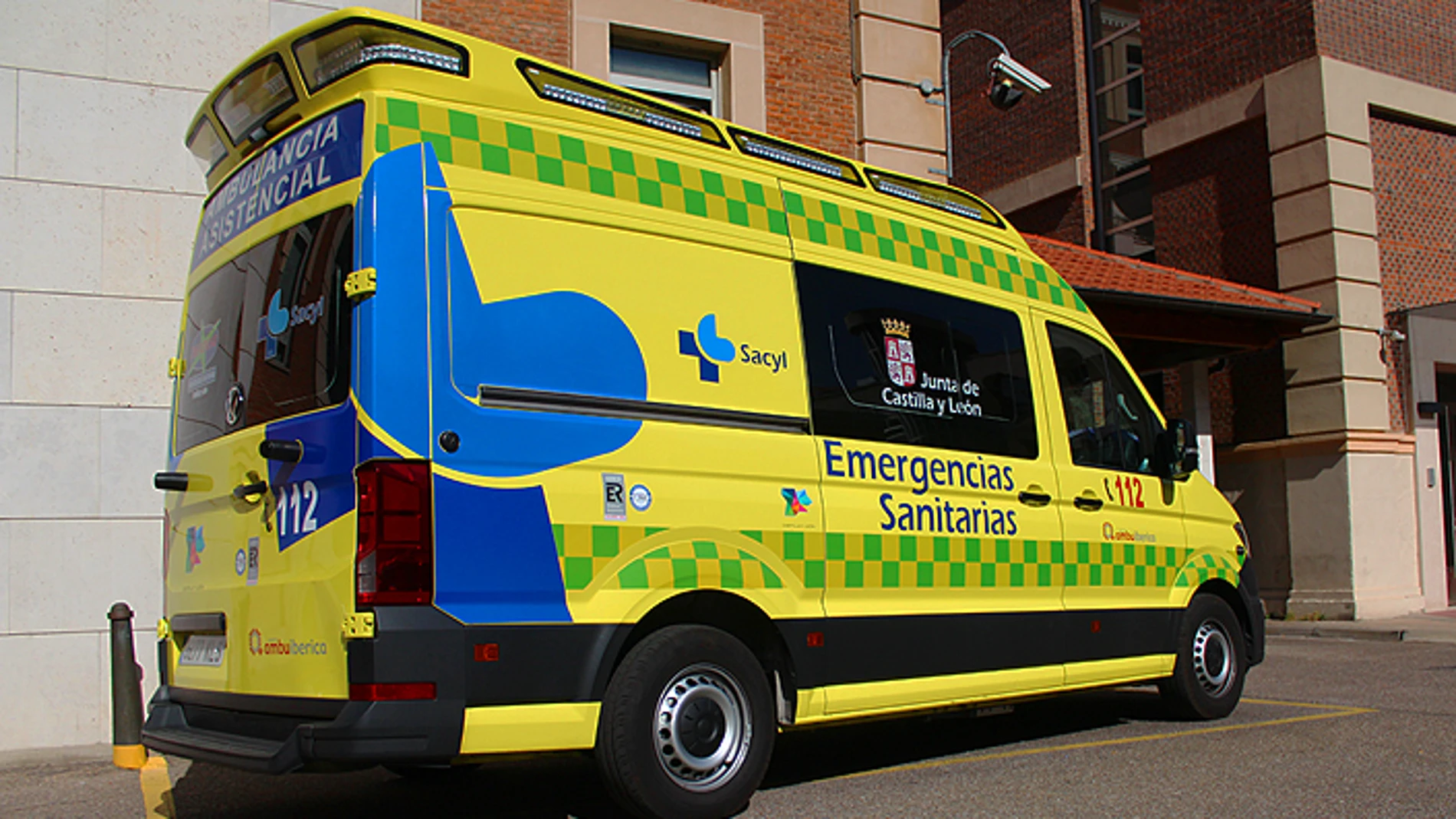 Ambulancia del Sacyl que se ha trasladado hasta el lugar de los hechos