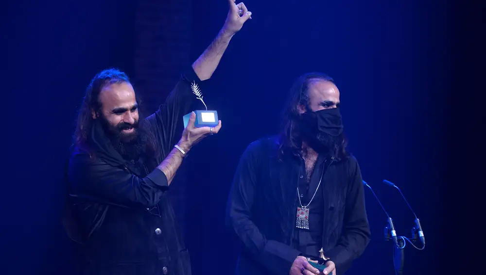 Los hermanos palestinos Tarzan y Areb Nasser recogen la Espiga de Plata por su película "Gaza con amour" , durante la gala de clausura del la 65 edición de la SEMINCI, hoy en Valladolid EFE/Nacho Gallego