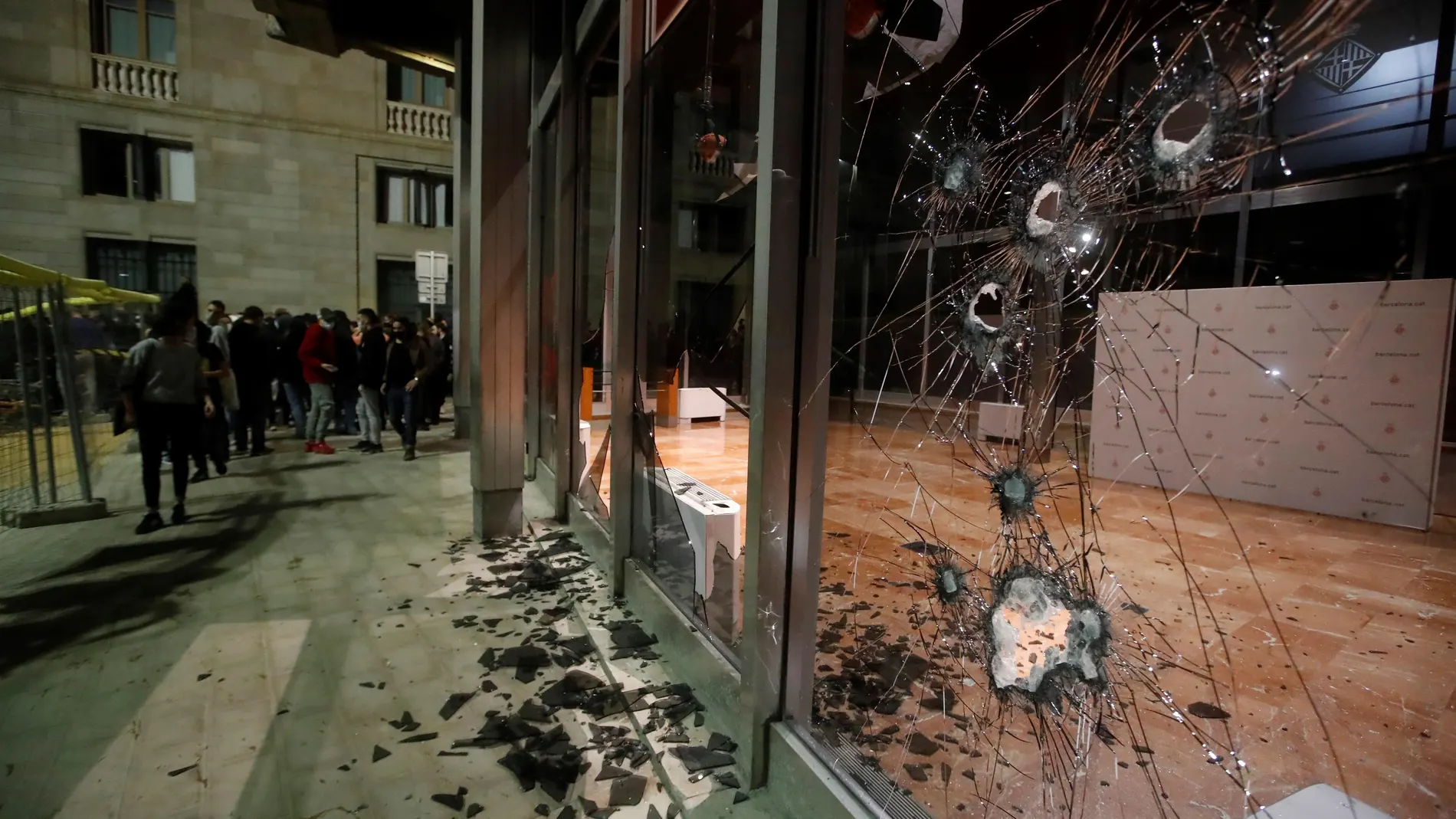 Vista de los cristales rotos del edificio Novísimo del Ayuntamiento de Barcelona, en la plaza de Sant Miquel por las piedras arrojadas este sábado por los manifestantes contra el desalojo de la Casa Buenos Aires y el desahucio de una familia en Ciutat Meridiana.