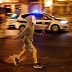 Un niño disfrazado corre por el centro de la ciudad de Valencia