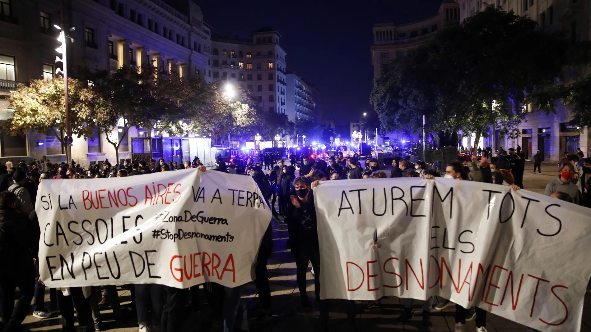 Un millar de personas, según fuentes policiales, en Barcelona en contra del desalojo de la Casa Buenos Aires, en Vallvidrera y del desahucio de una familia en Ciutat Meridiana