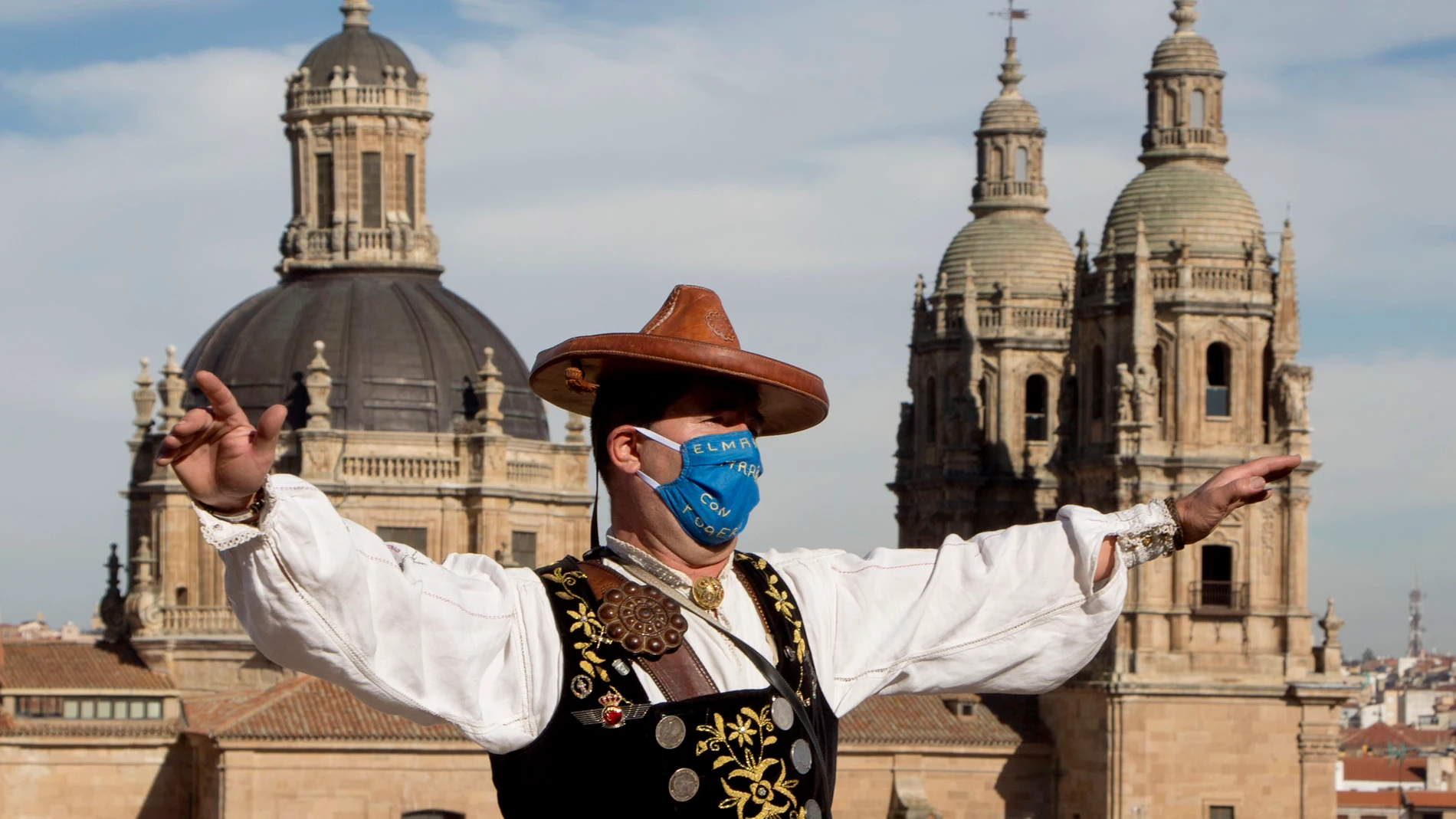 El folclorista salmantino Ángel Rufino de Haro, ''El Mariquelo'', realiza su tradicional subida a la torre de las campanas de la Catedral de Salamanca.