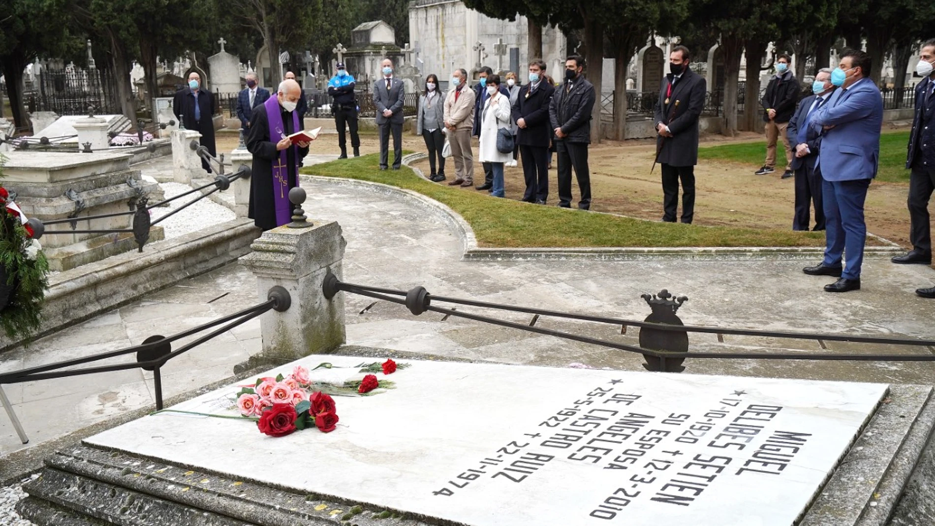 Acto celebrado en el cementerio de Valladolid con la presencia de Óscar Puente ante la tumba de Miguel Delibes
