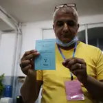 Un argelino en el momento de votar