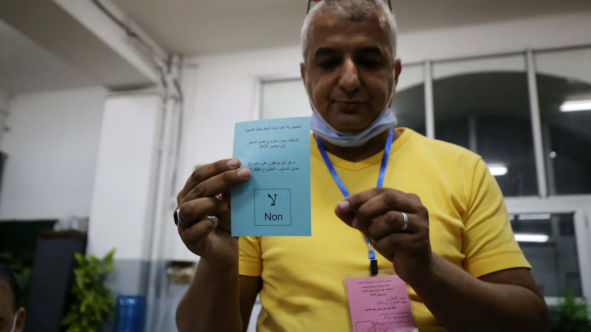 Un argelino en el momento de votar