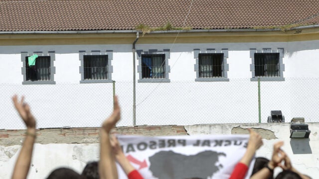 Un grupo de jóvenes muestra su apoyo a los presos de ETA frente a la cárcel de Martutene