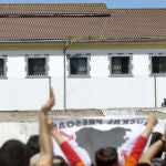 Un grupo de jóvenes muestra su apoyo a los presos de ETA frente a la cárcel de Martutene