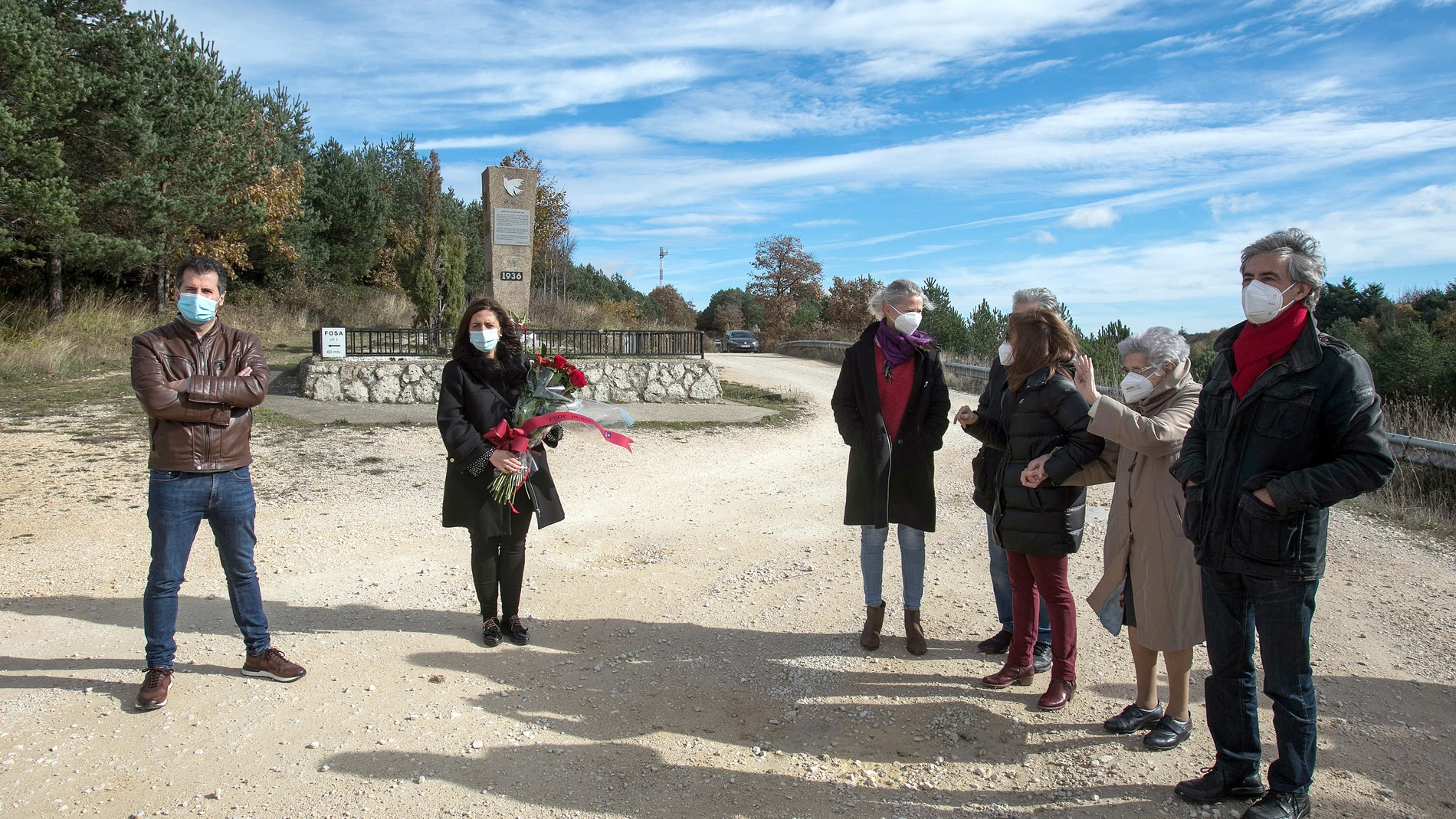 El secretario general del PSOECyL, Luis Tudanca, y la secretaria general del PSOE de Burgos, Esther Peña, asisten a la ofrenda floral en recuerdo de las víctimas del Franquismo en el Monte de la Pedraja, en la provincia de Burgos.