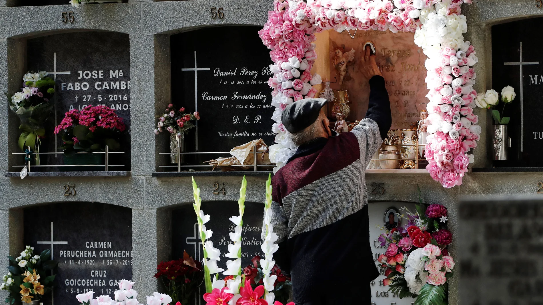 Un hombre visita la tumba de un familiar querido en el cementerio de San José de Pamplona